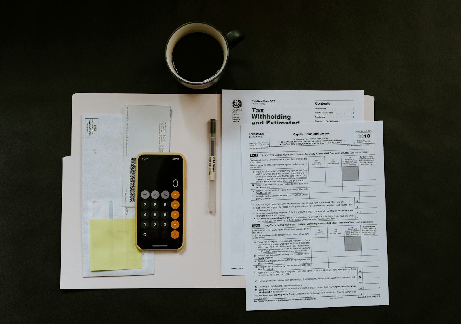 Documentos fiscales con calculadora y taza de café